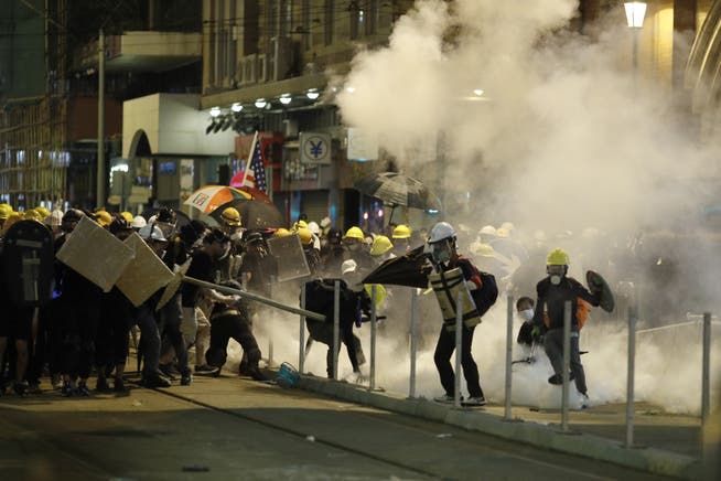 Tränengaseinsatz gegen Demonstranten in Hongkong. (Bild: Vincent Yu/AP, 21. Juli 2019)