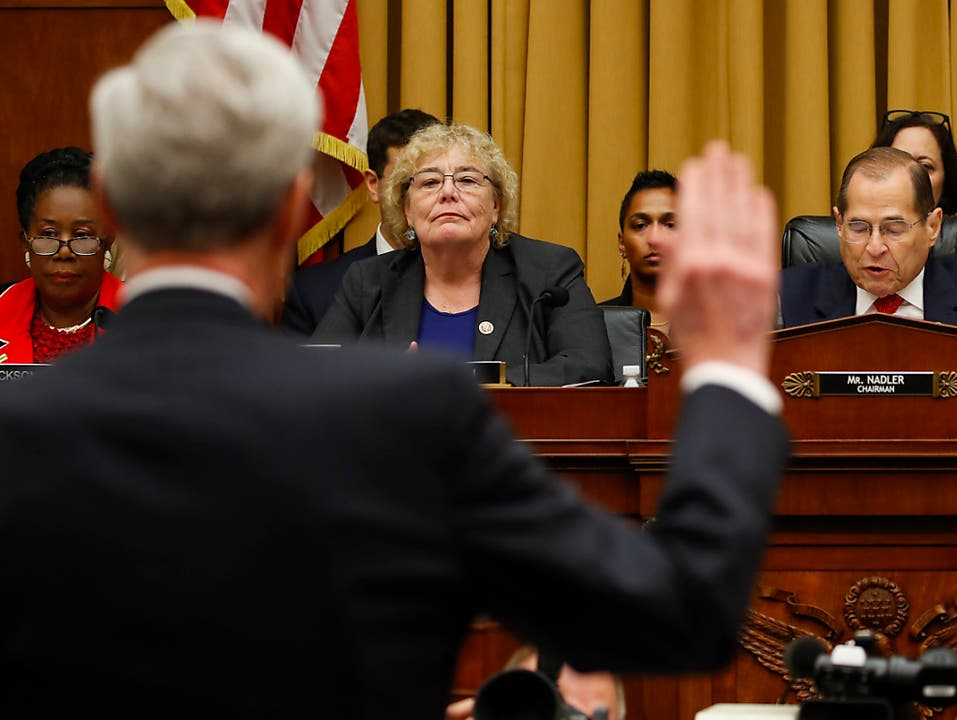 Die Wahrheit, und nichts als die Wahrheit: Ex-Sonderberater Robert Mueller schwört vor der Anhörung im US-Kongress. (Bild: KEYSTONE/AP/ALEX BRANDON)