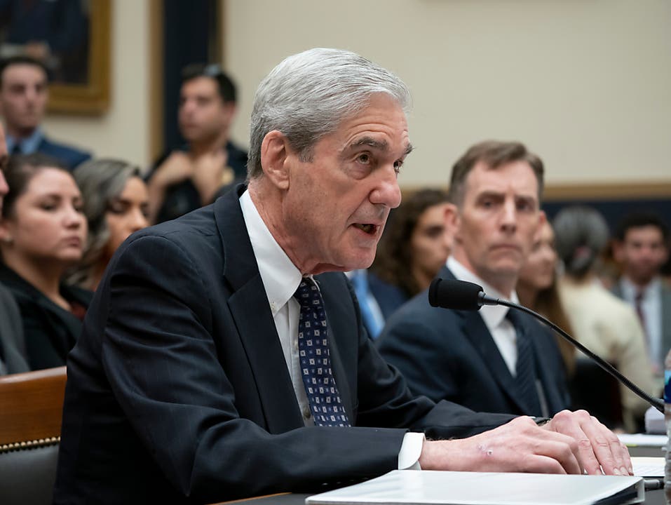 Ex-Sonderermittler Robert Mueller in Aktion bei der mit Spannung erwarteten Anhörung im US-Kongress. (Bild: KEYSTONE/AP/J. SCOTT APPLEWHITE)