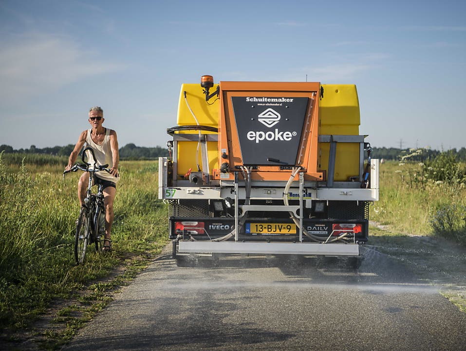 Gemeinden in den Niederlanden streuen Salz aus, um die Strassen zu kühlen (Bild: Keystone/EPA/KEES VAN VEEN)