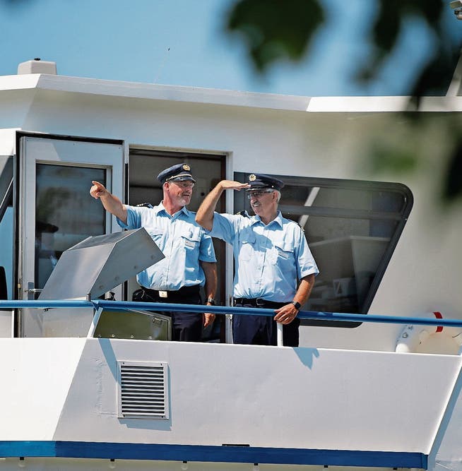 Schiffsführer Urs Arnold (links) und Matrose Sepp Herzog. (Bild: Stefan Kaiser, Zug, 23. Juli 2019)