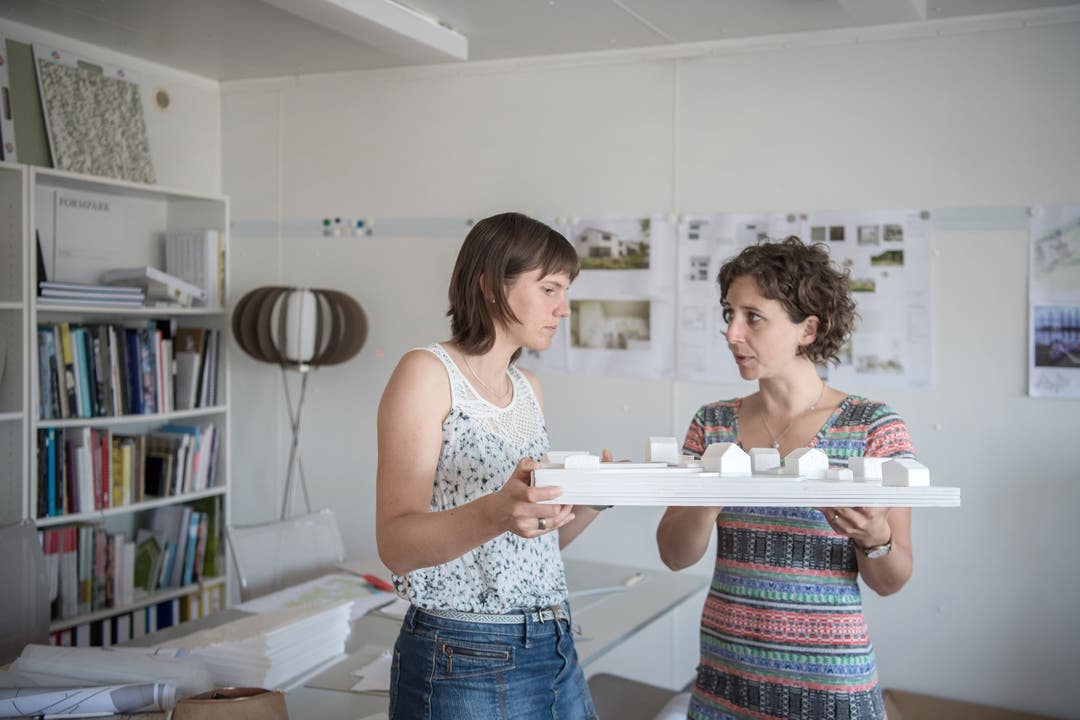 Die Architektinnen Lea Ott (links) und Sandra Werneyer haben auf dem NF49 ihr Büro.