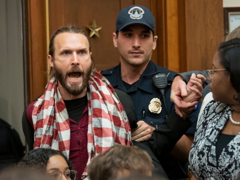 Ein Protestler schreit in Richtung des eintreffenden Ex-Sonderermittlers Robert Mueller, der am Mittwoch dem US-Kongress Rede und Antwort stand. (Bild: KEYSTONE/AP/J. SCOTT APPLEWHITE)