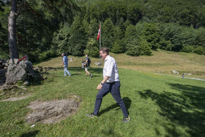 Auf historischen Pfaden: SVP-Präsident Albert Rösti schreitet über das Rütli. (Bild: Urs Flüeler/Keystone, Rütli, 25. Juli 2019) 