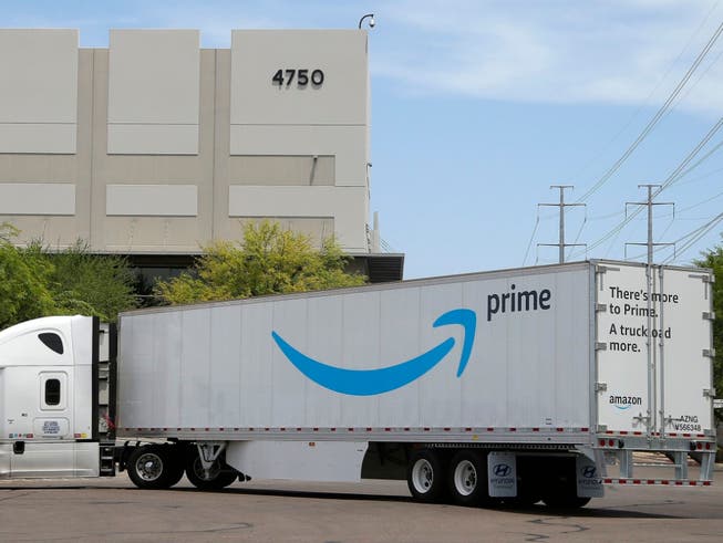 Befindet sich im Liefer-Wettstreit mit dem Konkurrenten Walmart: der US-Onlinehändler Amazon. (Bild: KEYSTONE/AP/ROSS D. FRANKLIN)