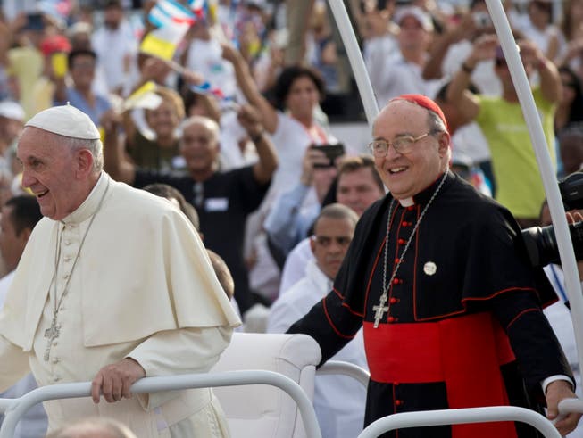 Der kubanische Kardinal Jaime Ortega (rechts), hier gemeinsam mit Papst Franziskus anlässlich dessen Besuches im September 2015 in Havanna, ist im Alter von 82 Jahren gestorben. (Bild: KEYSTONE/AP Cubadebate/ISMAEL FRANCISCO)
