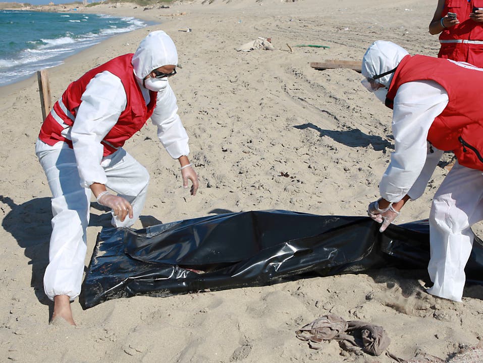 Libysche Rettungskräfte bergen eine Leiche der Bootskatastrophe in der Nähe der Stadt Khoms. (Bild: KEYSTONE/AP/HAZEM AHMED)