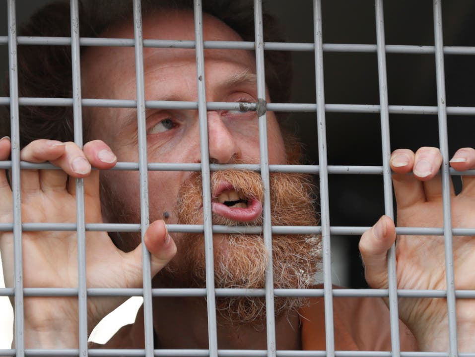 Einer der festgenommenen Oppositionellen, die am Samstag an einer unbewilligten Kundgebung in Moskau teilgenommen haben. (Bild: KEYSTONE/EPA/YURI KOCHETKOV)