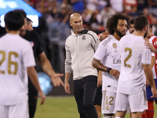Zinedine Zidane beobachtet den Auftritt seiner Spieler gegen Stadtrivale Atlético kritisch (Bild: KEYSTONE/AP/STEVE LUCIANO)