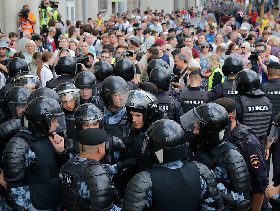 Sicherheitskräfte blockieren eine Strasse mit Teilnehmenden einer unbewilligten Kundgebung der Opposition in Moskau. (Bild: KEYSTONE/AP/ALEXANDER ZEMLIANICHENKO)