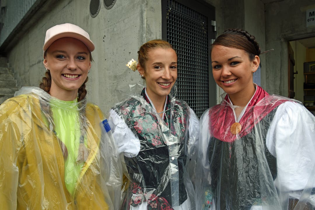 Trotz des Regens herrscht Freude pur bei den jungen Damen aus Kerns und Hasliberg. (Bild: Robert Hess, Brünig, 28. Juli 2019)