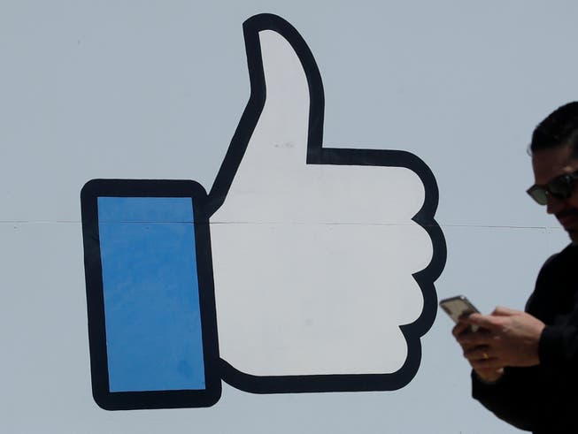 Wer Facebooks «Like»-Button auf seiner Internetseite einbaut, muss dafür laut einem Gerichtsurteil in der EU eine Einwilligung der Besucher einholen. (Bild: KEYSTONE/AP/JEFF CHIU)