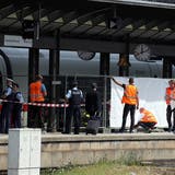 Mann stösst Achtjährigen und dessen Mutter vor Zug - Kind stirbt