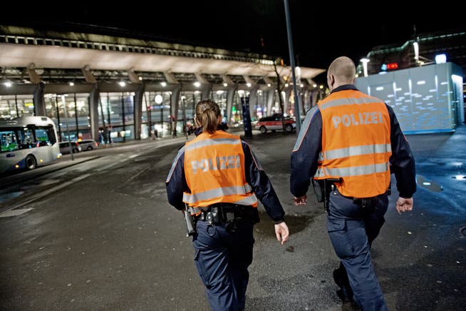 Zwei Mitarbeitende der Polizei auf Fusspatrouille beim Bahnhofplatz in Luzern. (Symbolbild: Pius Amrein)