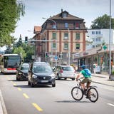 Im Sommer kommt es vermehrt zu Abbiegeunfällen zwischen Velos und Autos. So auch auf der St. Gallerstrasse in Wittenbach. (Bild: Urs Bucher)