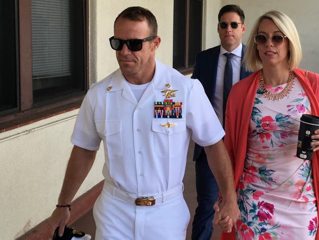 Der beschuldigte Elitesoldat der US-Navy-Seals auf dem Weg zum Militärgericht in San Diego. (Bild: KEYSTONE/AP/JULIE WATSON)