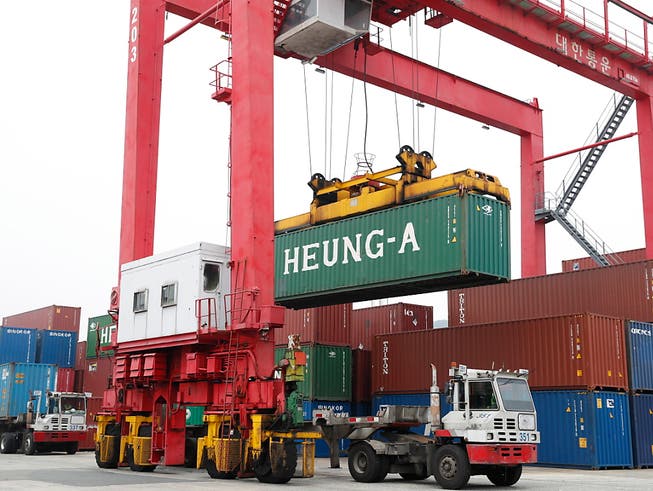 Das US-Defizit im Handel mit China ist im Juni gewachsen. (Bild: KEYSTONE/EPA/JEON HEON-KYUN)