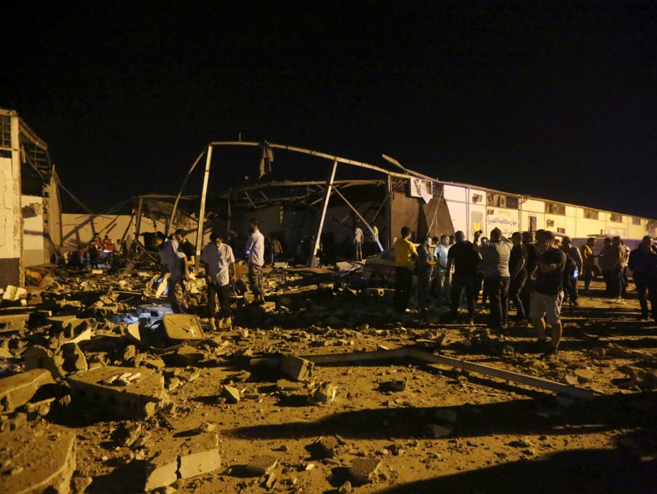 Teile des Flüchtlingslagers lagen nach dem Luftangriff in Trümmern. (Bild: KEYSTONE/AP/HAZEM AHMED)