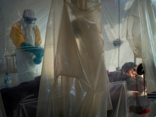 Gesundheitsmitarbeiter bei der Arbeit mit einem Ebola-Patienten Mitte Juli im Kongo. (Bild: KEYSTONE/AP/JEROME DELAY)