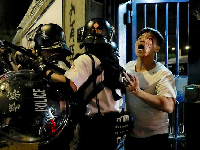 Vor einer Polizeistation in Hongkong ist es am Dienstagabend erneut zu gewalttätigen Protesten gekommen. (Bild: KEYSTONE/AP/VINCENT YU)