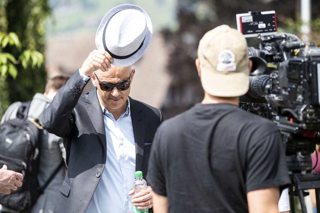 Alain Berset schützt sich mit Sonnenbrille und Hut gegen die Sonne. (Bild: Alexandra Wey/Keystone, Schwyz, 4. Juli 2019)