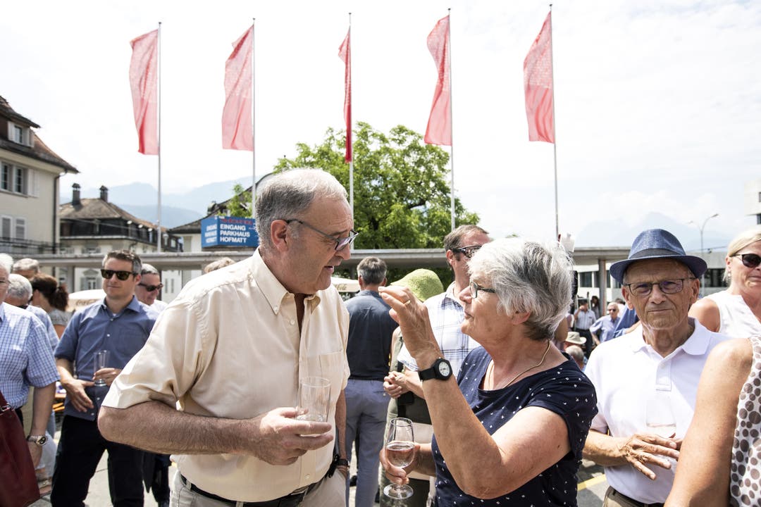 Bundesrat Guy Parmelin unterhält sich am Apéro mit der Bevölkerung. (Bild: Alexandra Wey/Keystone, Schwyz, 4. Juli 2019)