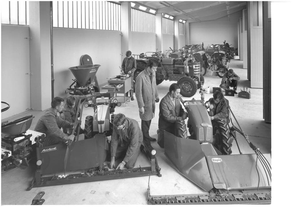 Lehrlinge arbeiten an Landmaschinenfahrzeugen. (Bild: Archiv BBZN Hohenrain)