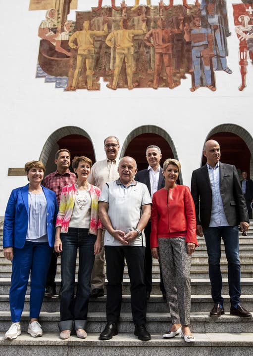 Die Landesregierung vor dem Bundesbriefmuseum in Schwyz. (Bild: Alexandra Wey/Keystone, Schwyz, 4. Juli 2019)