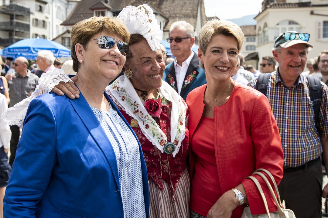 Viola Amherd und Karin Keller-Sutter zeigen sich volksnah. (Bild: Alexandra Wey/Keystone, Schwyz, 4. Juli 2019)