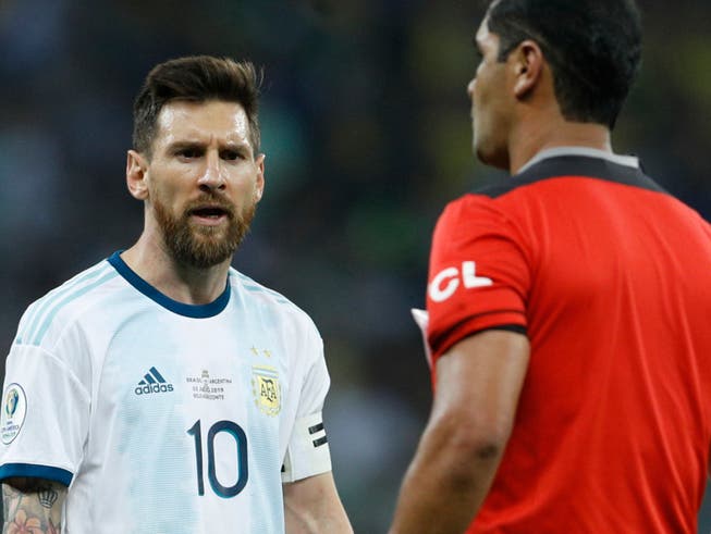 Lionel Messi war mit Schiedsrichter Zambrano unzufrieden (Bild: KEYSTONE/AP/VICTOR CAIVANO)