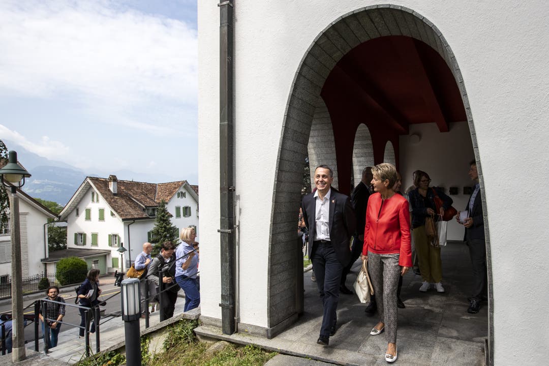 Ignazio Cassis und Karin Keller-Sutter verlassen das Bundesbriefmuseum. (Bild: Alexandra Wey/Keystone, Schwyz, 4. Juli 2019)