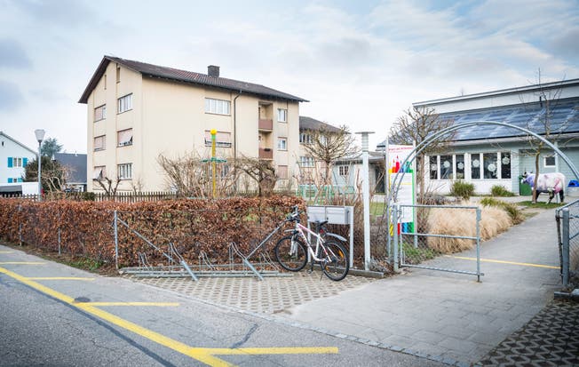 Auf dem beige-farbenen Wohnblock will Salt direkt neben dem Kindergarten Zelgi eine Mobilfunkantenne bauen. (Bild: Andrea Stalder, Februar 2018) 