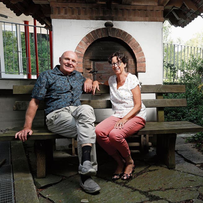 Klaus und Adeline Birrer vor dem selbstgebauten Backofen.Bild: Stefan Kaiser (Risch, 3. Juli 2019)t