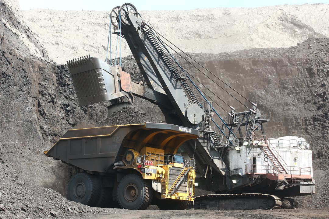 USA 2013: Da Kohle sehr leicht ist haben die Coal-Trucks riesige Mulden, fast doppelt so gross wie für Abraum. Dieser Caterpillar 795 in der Black Thunder Mine, Wyoming, nimmt pro Fuhre knapp 300m3 Kohle mit. (Bild: Kari Feierabend)