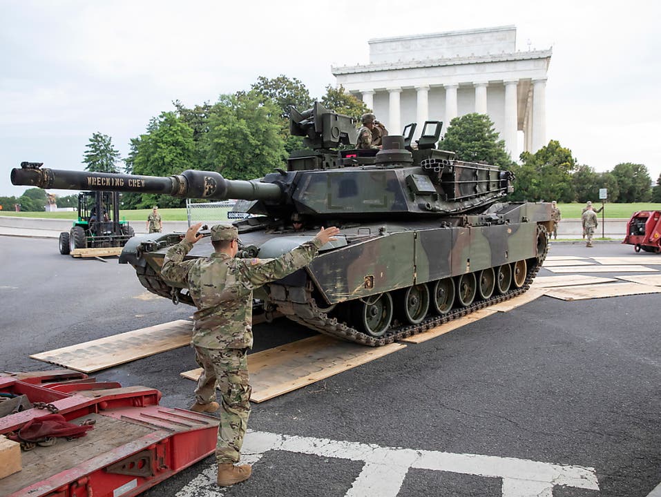 Sorgt für Kritik: Auch Panzer liess US-Präsident Donald Trump bei der Feier zum Unabhängigkeitstag am 4. Juli in Washington vorführen. (Bild: KEYSTONE/EPA/ERIK S. LESSER)
