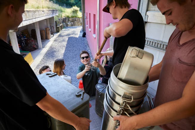 Abteilungsleiter Mathias Häcki (unten mit Sonnenbrille) beim Aufladen der Küchenutensilien. (Bild: Jakob Ineichen, Neuenkirch 5. Juli 2019) 