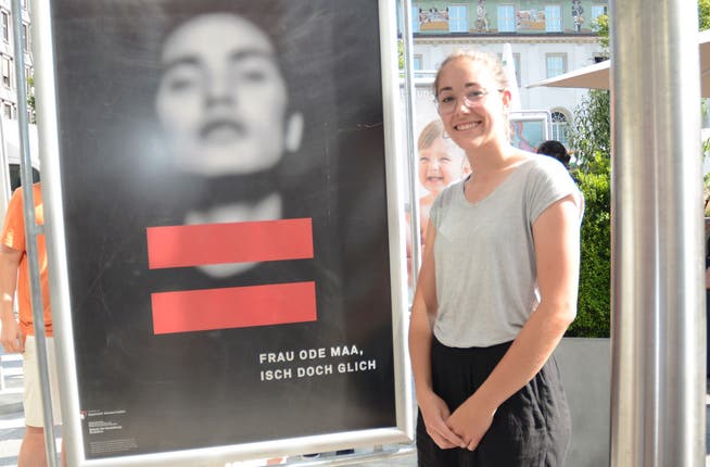Cédrine Speck aus Appenzell mit ihrem Plakat. Es trägt den Titel: «Frau ode Maa isch doch glich.»Bild: Karin Erni