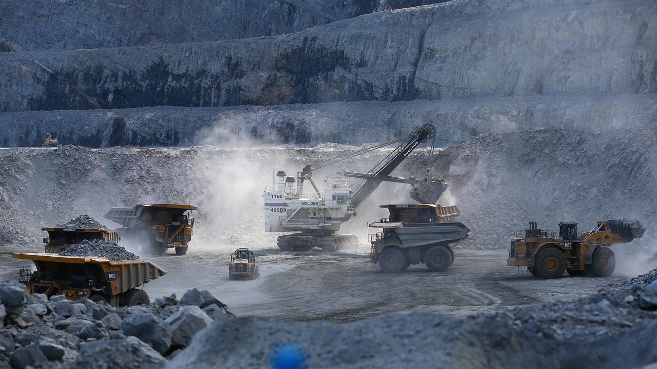 Schweden 2014: In der Aitik Kupfermine läuft kurz nach dem Nachmittags-Schichtwechsel die Förderung wieder auf Hochtouren. Die riesigen Trucks befinden sich praktisch vollständig in schwedischer Frauenhand. (Bild: Kari Feierabend)