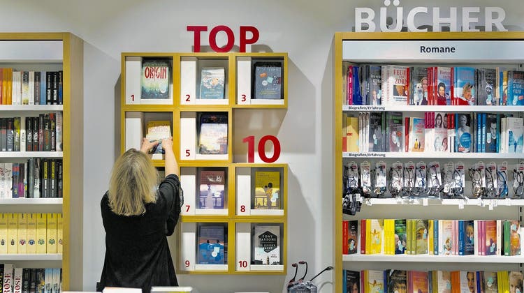 Mehr als nur Bestseller: Die Schweizer Buchhandlungen behaupten sich mit breitem Sortiment und Beratung gegen die Konkurrenz von Amazon. (Bild: Gaetan Bally/Keystone)