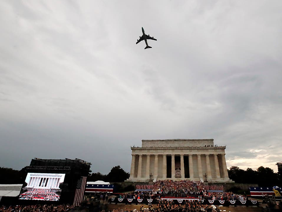 Flugshow anlässlich der Rede von US-Präsident Donald Trump zum Unabhängigkeitstag über der Lincoln-Gedenkstätte. (Bild: KEYSTONE/AP/ALEX BRANDON)