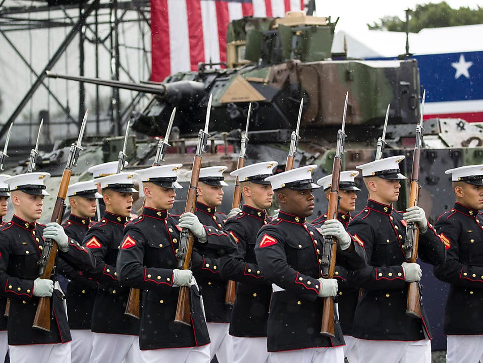 Defilee des Marine-Korps bei den Feierlichkeiten vor der Lincoln-Gedenkstätte in Washington. (Bild: KEYSTONE/AP/ALEX BRANDON)