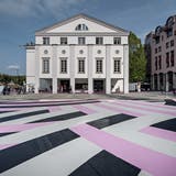 Das Strassenbild vor dem Luzerner Theater wird Mitte Juli wieder entfernt. (Bild: Pius Amrein, Luzern, 8. September 2017).