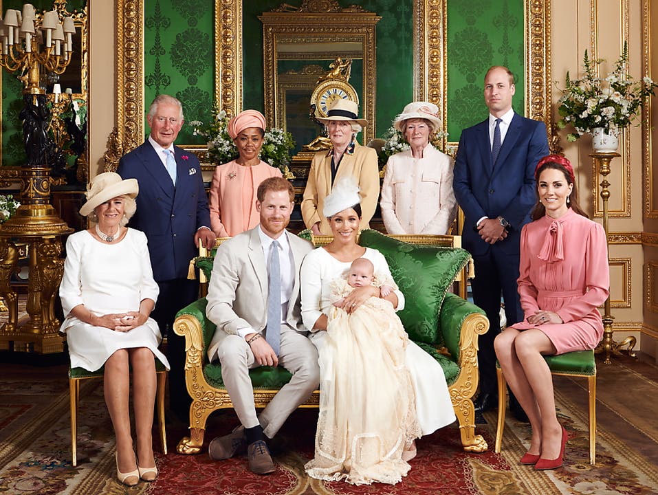 Auf vom Buckingham-Palast veröffentlichten Fotos ist Archie im langen Taufkleid zu sehen. (Bild: KEYSTONE/EPA SUSSEX ROYAL/CHRIS ALLERTON HANDOUT)