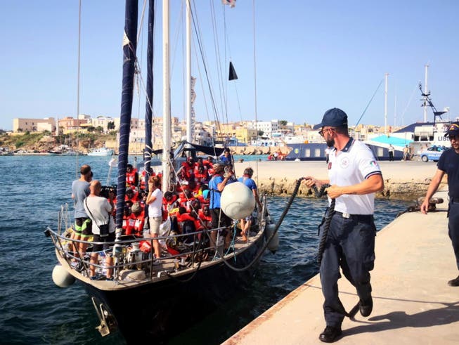 Das kleine Motorsegelboot ist nur für 18 Menschen zugelassen: An Bord des italienischen Rettungsschiffes «Alex» befinden sich rund 60 Migranten. (Bild: KEYSTONE/EPA ANSA/ELIO DESIDERIO)