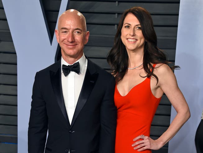Bleibt auch nach der Scheidung von Frau MacKenzie der reichste Mensch der Welt: Amazon-Gründer Jeff Bezos. (Bild: KEYSTONE/AP Invision/EVAN AGOSTINI)