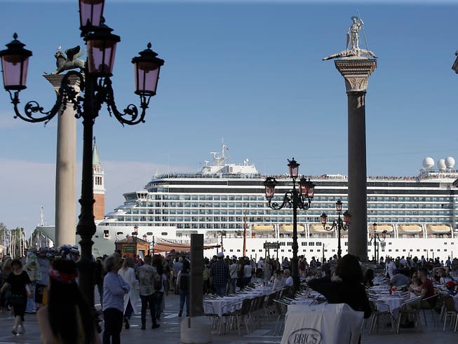 In Venedig geriet am Sonntag ein Kreuzfahrtschiff bei einem Sturm ausser Kontrolle. (Bild: KEYSTONE/AP/LUCA BRUNO)