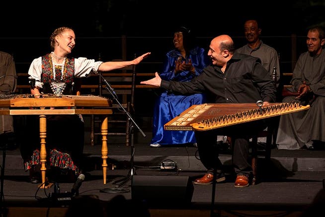 Ähnliche Instrumente, verschiedene Kulturen: Die Appenzellerin Rebecca Graf (Hackbrett) und der Ägypter Ragby Kamal (Qanoun) bei ihrem gemeinsamen Auftritt. (Bild: Niklaus Spoerri / PD, 6. Juli 2019)