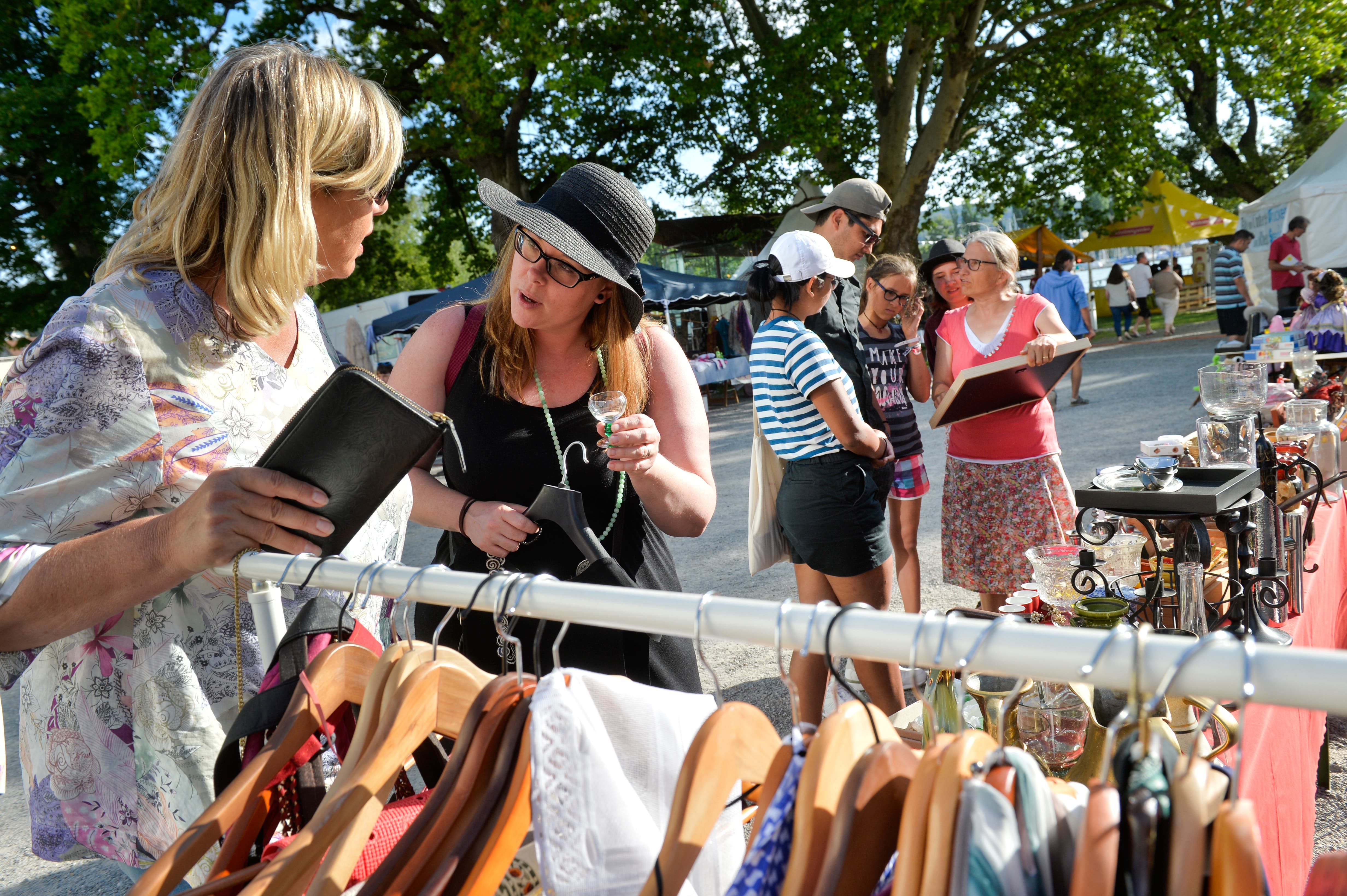 Feilschen beim Flohmarkt am Steckborner Sommernachtsfest. (Bild: Donato Caspari) 