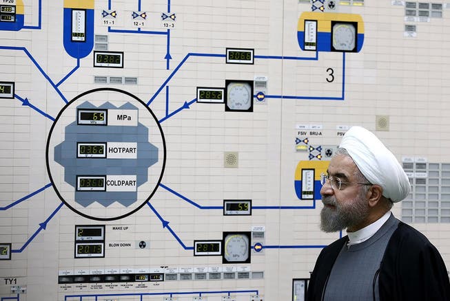 Irans Präsident Hassan Rohani beim Besuch der Atomanlage in der Stadt Bushehr: Wie weit geht das Regime bei der Urananreicherung? (Bild: Keystone)