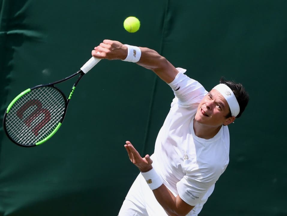 Milos Raonic, der Wimbledon-Finalist von 2016, klagte über den immer langsamer werdenden Rasenbelag (Bild: KEYSTONE/EPA/FACUNDO ARRIZABALAGA)